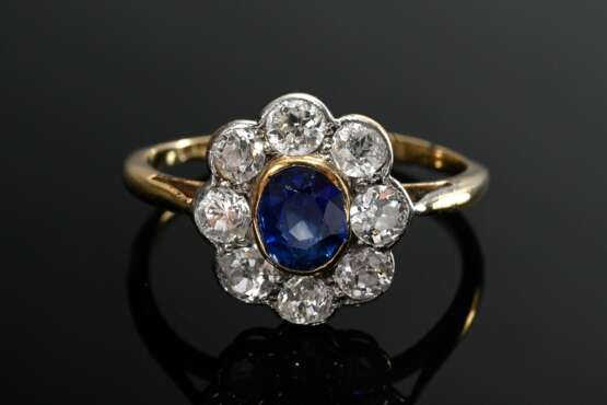 Antiker Gelbgold 750 und Platin Entourage Ring mit Saphir (ca. 0.50ct) in ovaler Altschliffdiamant Lunette (zus. ca. 0.64ct/P1/TCR), England um 1910, 2,1g, Gr. 55, 1 Diamant angeschlagen - photo 2