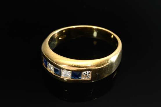 Gelbgold 750 Bandring mit Saphir Carrés (zus. ca. 0.35ct) und Diamanten im Princess Schliff (zus. ca. 0.45ct/P1/W), 7,4g, Gr. 62, Tragespuren - фото 2