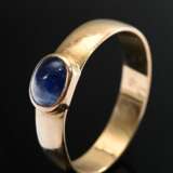 Gelbgold 585 Bandring mit aufgesetztem Saphircabochon, innen graviert, 2,3g, Gr. 57,5 - Foto 1