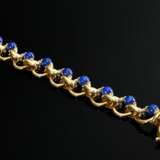 Modernes Gelbgold 750 Armband mit hohl gearbeiteten Ringgliedern und seitlich eingesetzten Lapislazuli Kugeln an Ringschließe, 42,5g, L. 19cm - фото 2