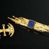 2 Teile Schmuck: avantgardistische Gelbgold 750 Nadel mit mittig gefasster quadratischer Lapislazuli Platte (7,1g, 6,8x1cm) und kleine granulierte Gelbgold 585 Nadel (2,8g, 2,3x1,9cm) - photo 1