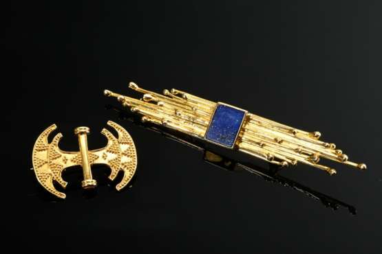 2 Teile Schmuck: avantgardistische Gelbgold 750 Nadel mit mittig gefasster quadratischer Lapislazuli Platte (7,1g, 6,8x1cm) und kleine granulierte Gelbgold 585 Nadel (2,8g, 2,3x1,9cm) - photo 1