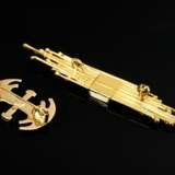 2 Teile Schmuck: avantgardistische Gelbgold 750 Nadel mit mittig gefasster quadratischer Lapislazuli Platte (7,1g, 6,8x1cm) und kleine granulierte Gelbgold 585 Nadel (2,8g, 2,3x1,9cm) - photo 2
