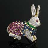 Gelb- und Weißgold 585 „Hasen“ Nadel-Anhänger mit Achtkant Diamanten (zus. ca. 0.50ct/SI/W), Rubinen (zus. ca. 1ct), Saphiren (zus. ca. 0.55ct) und Smaragden (zus. ca. 0.50ct), 7,8g, 3x3cm - photo 1