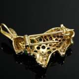 Gelb- und Weißgold 585 „Hasen“ Nadel-Anhänger mit Achtkant Diamanten (zus. ca. 0.50ct/SI/W), Rubinen (zus. ca. 1ct), Saphiren (zus. ca. 0.55ct) und Smaragden (zus. ca. 0.50ct), 7,8g, 3x3cm - photo 2