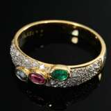 Schmaler Gelb- und Weißgold 750 Bandring mit Rubin, Smaragd, Saphir und kleinen Achtkant Diamanten in Paveéfassung, 3,2g, Gr. 55 - photo 2