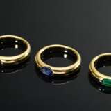 3 Klassische Gelbgold 750 Bandringe mit oval facettiertem Rubin, Saphir und Smaragd, zus. 20g, Gr. 52,5 - photo 2