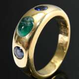 Gelbgold 750 Bandring mit Smaragdcabochon und 2 facettierten Saphiren, innen graviert, 10,4g, Gr. 57, Steine bestoßen - Foto 1