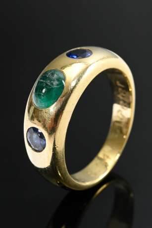 Gelbgold 750 Bandring mit Smaragdcabochon und 2 facettierten Saphiren, innen graviert, 10,4g, Gr. 57, Steine bestoßen - Foto 1