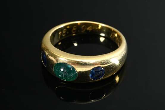 Gelbgold 750 Bandring mit Smaragdcabochon und 2 facettierten Saphiren, innen graviert, 10,4g, Gr. 57, Steine bestoßen - Foto 2