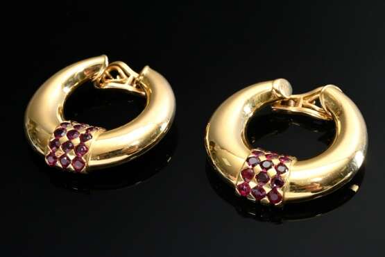 Paar Wilm Midcentury Gelbgold 750 Stiftcreolen mit Rubinbesatz, sign., 29,3g, Ø 3,3cm, leichte Tragespuren - photo 1 Paar Wilm Midcentury Gelbgold 750 Stiftcreolen mit Rubinbesatz, sign., 29,3g, Ø 3,3cm, leichte Tragespuren - photo 1