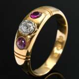 Antiker Gelbgold 750 Ring mit Altschliffdiamant (ca. 0.08ct/SI/LY) und Rubinen, London, um 1800, 5,2g, Gr. 56 - photo 1