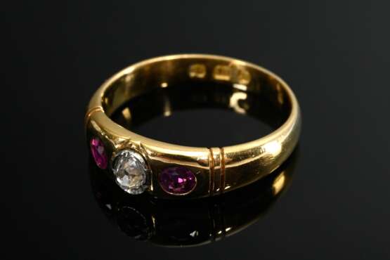 Antiker Gelbgold 750 Ring mit Altschliffdiamant (ca. 0.08ct/SI/LY) und Rubinen, London, um 1800, 5,2g, Gr. 56 - photo 2