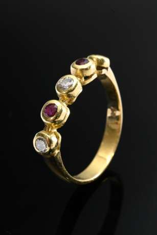 Gelbgold 750 Bandring mit Brillanten (zus. ca. 0.15ct/VSI/W) im Wechsel mit 2 facettierten Rubinen (zus. ca. 0.10ct) in Zargenfassungen, 2,4g, Gr. 52 - Foto 1
