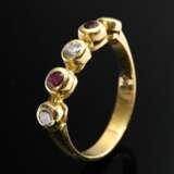 Gelbgold 750 Bandring mit Brillanten (zus. ca. 0.15ct/VSI/W) im Wechsel mit 2 facettierten Rubinen (zus. ca. 0.10ct) in Zargenfassungen, 2,4g, Gr. 52 - Foto 1