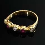 Gelbgold 750 Bandring mit Brillanten (zus. ca. 0.15ct/VSI/W) im Wechsel mit 2 facettierten Rubinen (zus. ca. 0.10ct) in Zargenfassungen, 2,4g, Gr. 52 - Foto 2