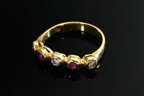 Gelbgold 750 Bandring mit Brillanten (zus. ca. 0.15ct/VSI/W) im Wechsel mit 2 facettierten Rubinen (zus. ca. 0.10ct) in Zargenfassungen, 2,4g, Gr. 52 - Foto 2