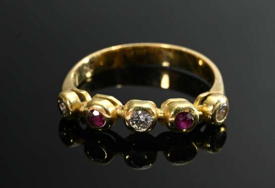 Gelbgold 750 Bandring mit Brillanten (zus. ca. 0.15ct/VSI/W) im Wechsel mit 2 facettierten Rubinen (zus. ca. 0.10ct) in Zargenfassungen, 2,4g, Gr. 52 - Foto 3