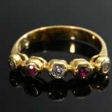 Gelbgold 750 Bandring mit Brillanten (zus. ca. 0.15ct/VSI/W) im Wechsel mit 2 facettierten Rubinen (zus. ca. 0.10ct) in Zargenfassungen, 2,4g, Gr. 52 - Foto 3