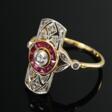 Platinierter Gelbgold 750 Art Deco Ring mit Rubinrosette sowie Diamanten im Alt- und Rosenschliff (zus. ca. 0.12ct/SI-P2/TCR), 3,2g, Gr. 55,5 - Now at the auction