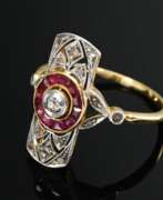 Каталог товаров. Platinierter Gelbgold 750 Art Deco Ring mit Rubinrosette sowie Diamanten im Alt- und Rosenschliff (zus. ca. 0.12ct/SI-P2/TCR), 3,2g, Gr. 55,5