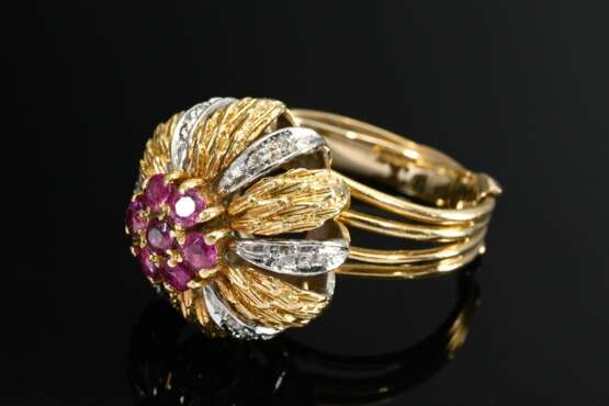 Hochaufgesetzter Gelb- und Weißgold 585 Blütenring mit Achtkant Diamanten (zus. ca. 0.10ct/SI/W) und kleinen Rubinen (Tragespuren), 10,4g, Gr. 58 - photo 1