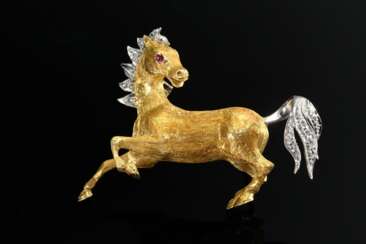 Gelb- und Weißgold 750 Nadel „Gallopierendes Pferd“ mit Rubinauge, 7,5g, 4,2x3cm