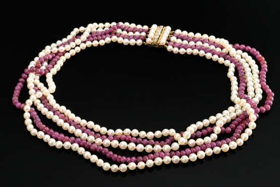 Vierreihiges Twist Collier aus Zuchtperlen- (Ø 5,3-5,9mm) und Rubinen (Ø 5,2-5,6mm) an Gelbgold 750 Stiftschließe mit Altschliff Diamantleiste (zus. ca. 0.86t/SI-P1/W-Y und Light Brown) sowie Zuchtperlenbesatz, L. 55,5cm… - фото 1