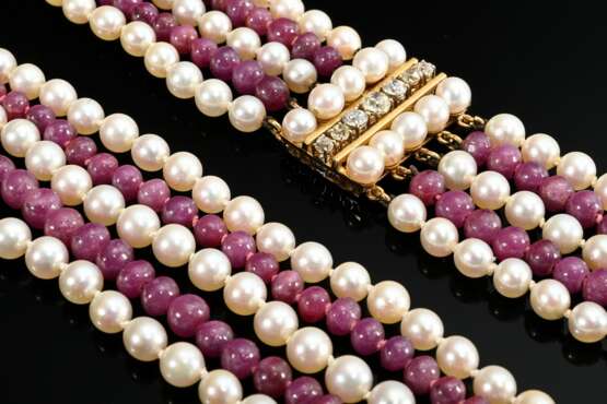 Vierreihiges Twist Collier aus Zuchtperlen- (Ø 5,3-5,9mm) und Rubinen (Ø 5,2-5,6mm) an Gelbgold 750 Stiftschließe mit Altschliff Diamantleiste (zus. ca. 0.86t/SI-P1/W-Y und Light Brown) sowie Zuchtperlenbesatz, L. 55,5cm… - фото 2