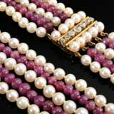 Vierreihiges Twist Collier aus Zuchtperlen- (Ø 5,3-5,9mm) und Rubinen (Ø 5,2-5,6mm) an Gelbgold 750 Stiftschließe mit Altschliff Diamantleiste (zus. ca. 0.86t/SI-P1/W-Y und Light Brown) sowie Zuchtperlenbesatz, L. 55,5cm… - фото 2