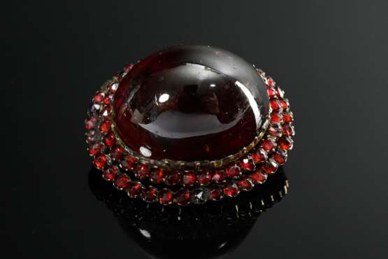 Granat Tombak Nadel mit großem Cabochon im Doppelkranz, 8,4g, 2,7x2,5cm - photo 1