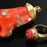 2 Teile Korallen und Türkis Schmuck: ausdrucksstarker Anhänger mit Gelbgold 750 Montur, Goldschmiedearbeit, gestempelt "BR" ( 53,6g, 7x3,3x2,2cm) und handgefertigter Gelbgold 750 Ring mit hochaufgesetztem Kopf,… - Foto 1