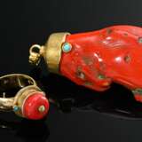 2 Teile Korallen und Türkis Schmuck: ausdrucksstarker Anhänger mit Gelbgold 750 Montur, Goldschmiedearbeit, gestempelt "BR" ( 53,6g, 7x3,3x2,2cm) und handgefertigter Gelbgold 750 Ring mit hochaufgesetztem Kopf,… - Foto 2