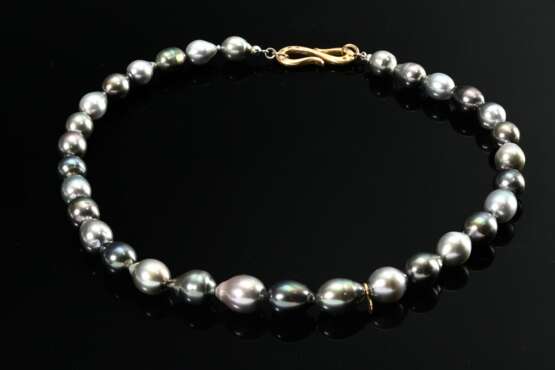 Moderne Tahiti Zuchtperlenkette mit schwarzen, braunen und silberfarbenen semibarocken Tropfenperlen (12,3x10-15,7x11,7mm) an Roségold 750 S-Schließe (6,5g, 3,1x1,2cm) mit bunten bestrahlten Brillanten (zus. ca. 0.25ct/V… - photo 1