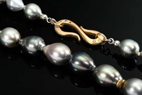 Moderne Tahiti Zuchtperlenkette mit schwarzen, braunen und silberfarbenen semibarocken Tropfenperlen (12,3x10-15,7x11,7mm) an Roségold 750 S-Schließe (6,5g, 3,1x1,2cm) mit bunten bestrahlten Brillanten (zus. ca. 0.25ct/V… - photo 2