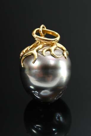 Tropfenförmige Tahiti-Zuchtperle mit floral gearbeiteter Gelbgold 750 Anhänger Montierung (nicht gestempelt, Klebespuren), 5,9g, 16,3x14,4cm - фото 1