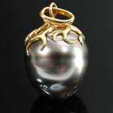 Tropfenförmige Tahiti-Zuchtperle mit floral gearbeiteter Gelbgold 750 Anhänger Montierung (nicht gestempelt, Klebespuren), 5,9g, 16,3x14,4cm - фото 1