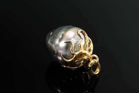 Tropfenförmige Tahiti-Zuchtperle mit floral gearbeiteter Gelbgold 750 Anhänger Montierung (nicht gestempelt, Klebespuren), 5,9g, 16,3x14,4cm - фото 2