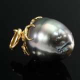 Tropfenförmige Tahiti-Zuchtperle mit floral gearbeiteter Gelbgold 750 Anhänger Montierung (nicht gestempelt, Klebespuren), 5,9g, 16,3x14,4cm - фото 3