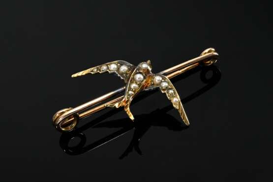 Fein gearbeitete Roségold 585 Nadel „Schwalbe“ mit Flussperlen, um 1900, 2,5g, 3x4cm - фото 1