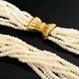 Collier aus 10 zarten Süßwasser Zuchtperlen Strängen an vergoldeter Silber 925 Schließe in Schleifenform, 70,8g, L. 50cm, Ø 3mm - photo 2