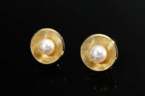 Paar Gelbgold 585 Ohrstecker mit Zuchtperlen auf gewölbter, strukturierter Scheibe, 3,5g, Ø 1,2cm - Foto 1 Paar Gelbgold 585 Ohrstecker mit Zuchtperlen auf gewölbter, strukturierter Scheibe, 3,5g, Ø 1,2cm - Foto 1