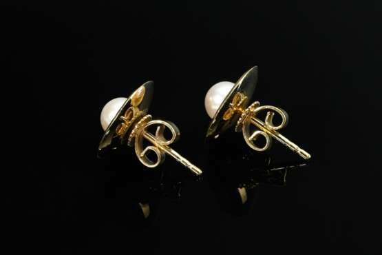Paar Gelbgold 585 Ohrstecker mit Zuchtperlen auf gewölbter, strukturierter Scheibe, 3,5g, Ø 1,2cm - Foto 2 Paar Gelbgold 585 Ohrstecker mit Zuchtperlen auf gewölbter, strukturierter Scheibe, 3,5g, Ø 1,2cm - Foto 2
