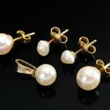 5 Diverse Teile Zuchtperlenschmuck: Paar Gelbgold 585 Akoya Ohrstecker (1,7g, Ø 7,2mm), Paar Gelbgold Süßwasser Ohrstecker (0,9g, Ø 4,5-5mm) und Gelbgold 333 Akoya Anhänger (0,6g, Ø 6,6mm) - photo 1