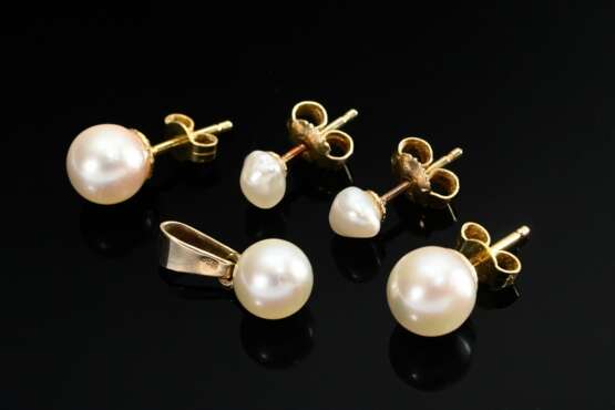 5 Diverse Teile Zuchtperlenschmuck: Paar Gelbgold 585 Akoya Ohrstecker (1,7g, Ø 7,2mm), Paar Gelbgold Süßwasser Ohrstecker (0,9g, Ø 4,5-5mm) und Gelbgold 333 Akoya Anhänger (0,6g, Ø 6,6mm) - photo 1 5 Diverse Teile Zuchtperlenschmuck: Paar Gelbgold 585 Akoya Ohrstecker (1,7g, Ø 7,2mm), Paar Gelbgold Süßwasser Ohrstecker (0,9g, Ø 4,5-5mm) und Gelbgold 333 Akoya Anhänger (0,6g, Ø 6,6mm) - photo 1