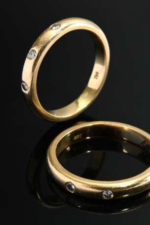 2 Gelbgold 750 Ringe mit unregelmäßig eingefassten Brillanten (zus. ca. 0.20ct/VSI/W), zus. 13,4g, Gr. 62/62,5 - photo 2