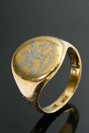Gelbgold 900 Siegelring mit in Weißgold eingelegtem Wappen und Spruchbanner, 8g, Gr. 53, Tragespuren - photo 2 Gelbgold 900 Siegelring mit in Weißgold eingelegtem Wappen und Spruchbanner, 8g, Gr. 53, Tragespuren - photo 2