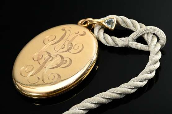 Ovales Gelbgold 585 Medaillon mit violettem synthetischem Saphir, verso Monogramm Gravur „MC & IC“ (15,9g, 5,1x3,3cm, Glaseinsätze fehlen) an Gelbgold 750 Anhänger Clip mit Aquamarin (1g, L. 1,2cm) und Seidenkordel… - Foto 1