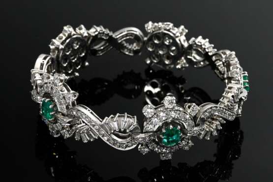 Elegantes Platin Armband mit Diamantsonnen und Ewigkeitsknoten im Brillant-, Achtkant- und Trapezschliff (zus. ca. 9.30ct) um 5 Smaragd Carrés (zus. ca. 2.70ct), 48,2g, L.17,5cm, Tragespuren - фото 1