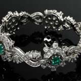 Elegantes Platin Armband mit Diamantsonnen und Ewigkeitsknoten im Brillant-, Achtkant- und Trapezschliff (zus. ca. 9.30ct) um 5 Smaragd Carrés (zus. ca. 2.70ct), 48,2g, L.17,5cm, Tragespuren - фото 1